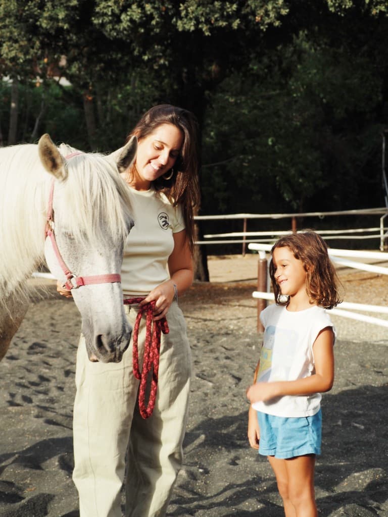 És una extraescolar educativa i lúdica per conèixer, comprendre i gestionar les emocions, adreçada a nens i nenes de 6 a 12 anys. Aprenem jugant i experimentant en plena natura.
