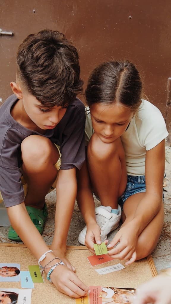 És una extraescolar educativa i lúdica per conèixer, comprendre i gestionar les emocions, adreçada a nens i nenes de 6 a 12 anys. Aprenem jugant i experimentant en plena natura.
